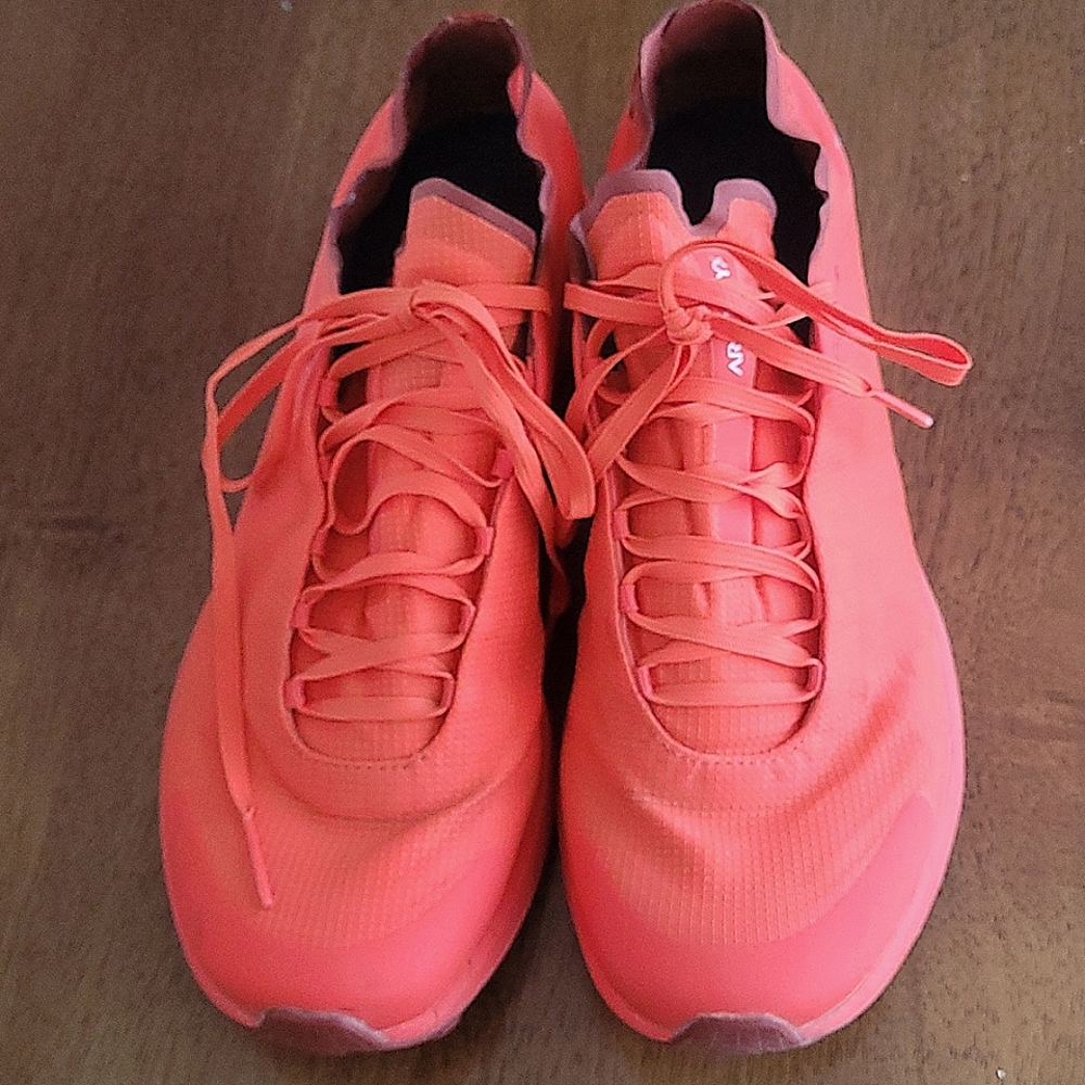 Arcteryx Norvan SL Size 9, excellent condition